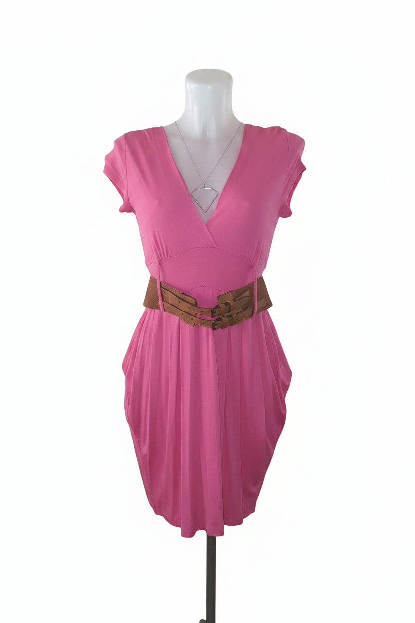 Robe avec ceinture.