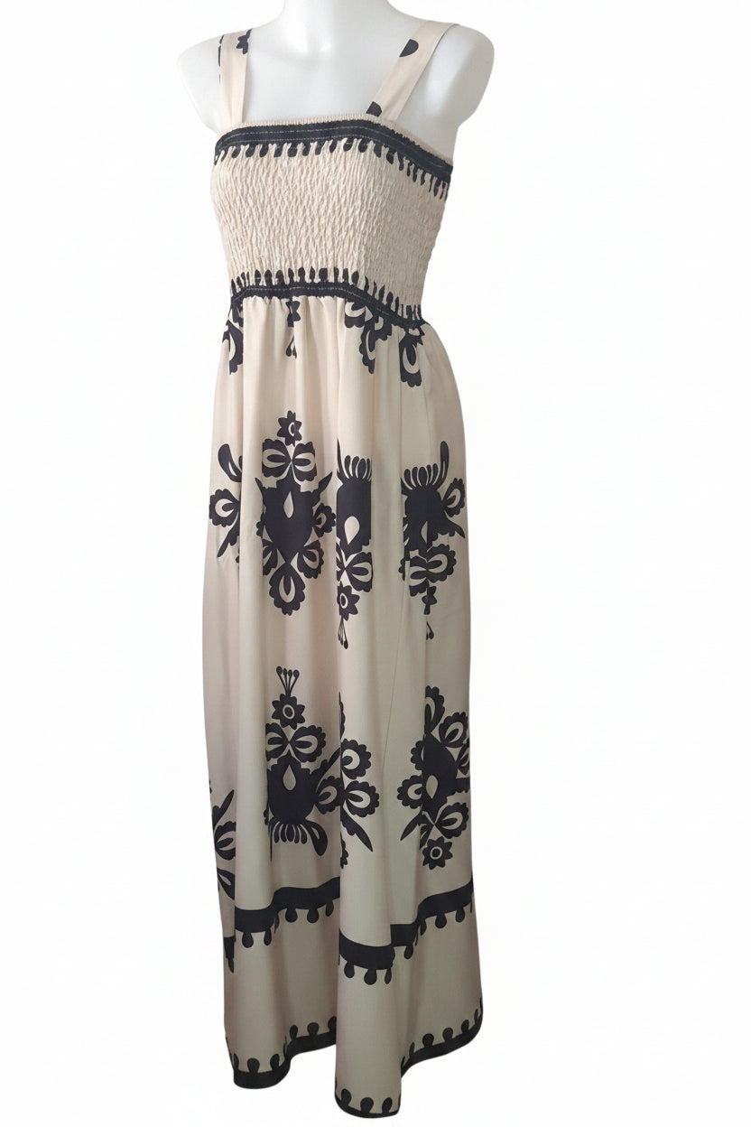Robe beige avec motif noir.