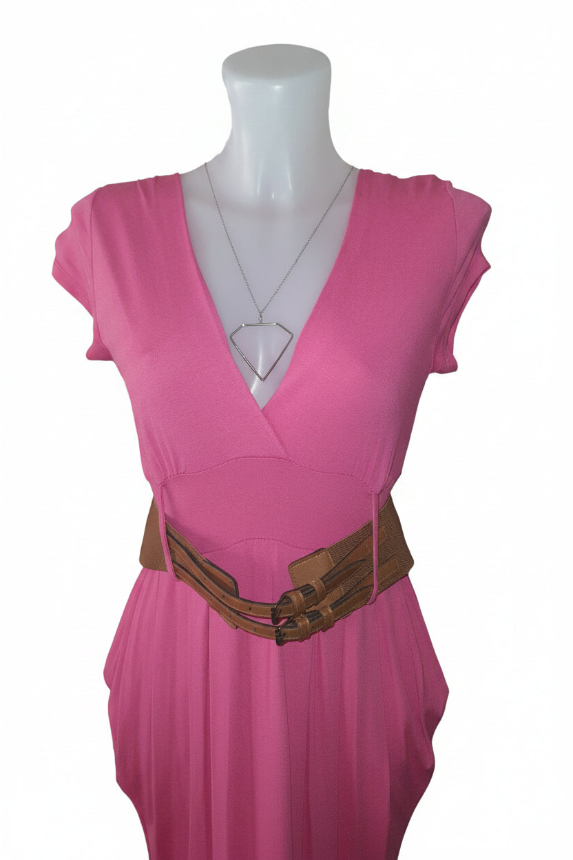 Robe avec ceinture.