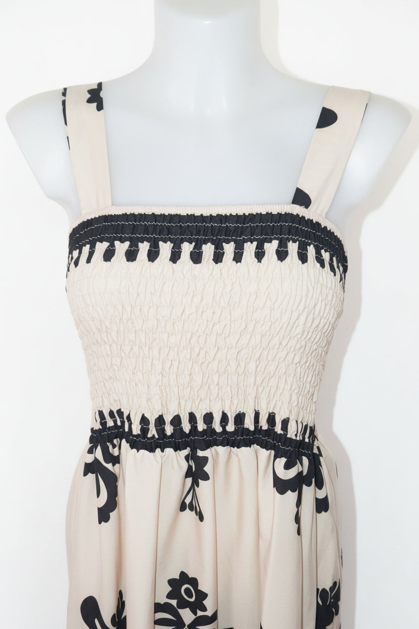 Robe beige avec motif noir.
